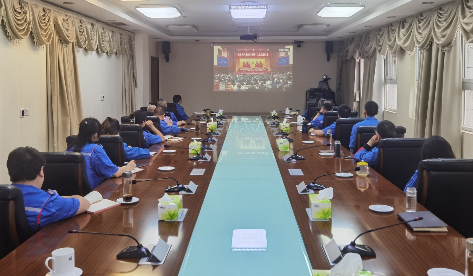 公司黨員、職工、青年熱議省第十二次黨代會